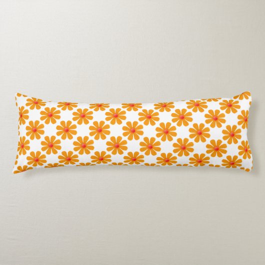 春のオレンジ色の花をインテリアとして飾る ボディピロー (正面)