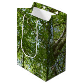 春のキャノピ葉ーグリーン自然シーン ミディアムペーパーバッグ (正面アングル)