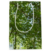 春のキャノピ葉ーグリーン自然シーン ミディアムペーパーバッグ (正面)