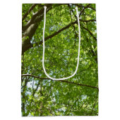 春のキャノピ葉ーグリーン自然シーン ミディアムペーパーバッグ (裏面)