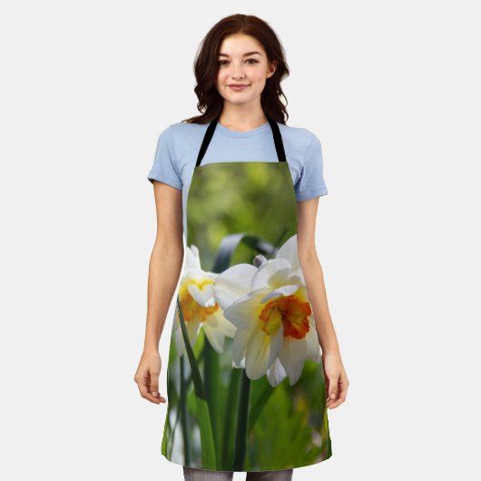 春のデイエプロンに大きな白い水仙 エプロン (着用した状態)