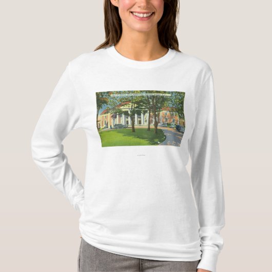 春のホールの外観 Tシャツ (正面)