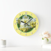 春のラッパスイセンの白く黄色いスイセンの花 ラージ壁時計 (ホーム)