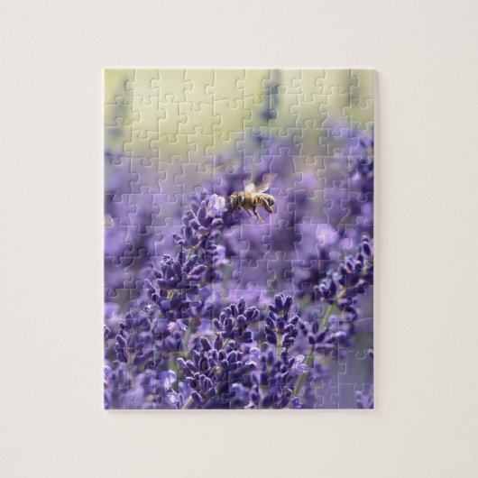 春のラベンダーと蜂の紫の花 ジグソーパズル (縦)