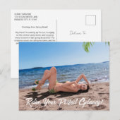 春の休みに砂浜で横になっている女の子 ポストカード (正面/裏面)