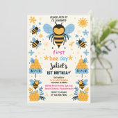 春の喜び デイジー 黄色 最初の 1 番目のハチの日 誕生日 招待状 (スタンド正面)