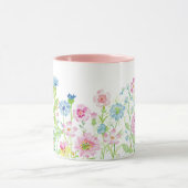 春の夏のピンクの青い花草原 マグカップ (中央)