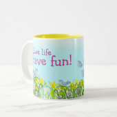 春の女の子が鳥のマグを追いかける ツートーンマグカップ (正面左)