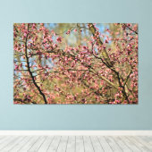 春の庭でサクラの木が咲く準備ができた キャンバスプリント (インサイチュ (ウッドフロア))