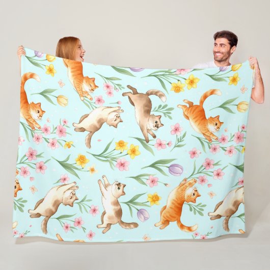 春の庭で戯れる猫たち – 遊び心あふれる猫と花々 フリースブランケット (インサイチュ)