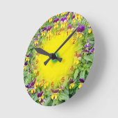 春の庭のビオラの花 ラウンド壁時計 (傾斜)