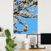 春の抱擁：青空に白い花 ポスター (ホームオフィス)