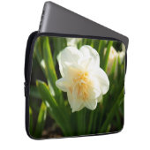 春の日に咲く大きな白い水仙 ラップトップスリーブ (正面右)