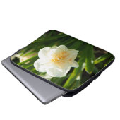 春の日に咲く大きな白い水仙 ラップトップスリーブ (正面下部)