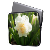 春の日に咲く大きな白い水仙 ラップトップスリーブ (正面左)