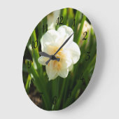 春の日に咲く大きな白い水仙 ラージ壁時計 (傾斜)