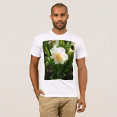 春の日に咲く大きな白い水仙 Tシャツ (正面フル)