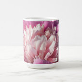 春の日に大きなピンクの牡丹の花 コーヒーマグカップ (中央)