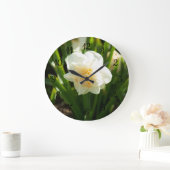 春の日に大きな白い水仙 ラージ壁時計 (ホーム)