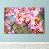春の日、桜の花の朗らかな滝が流れ落ちる キャンバスプリント (インサイチュ (ウッドフロア))
