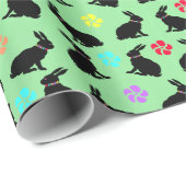 春の時間黒い座ってウサギのカラフル花 ラッピングペーパー (ロールコーナー)