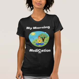 春の木の下での朝の瞑想 Tシャツ