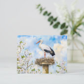 春の水彩画の巣に立つ白いコウテイペンギン ポストカード (スタンド正面)