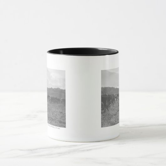 春の決め付けることのための子牛をロープをかけているカウボーイ マグカップ (中央)