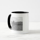 春の決め付けることのための子牛をロープをかけているカウボーイ マグカップ (正面左)