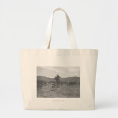 春の決め付けることのための子牛をロープをかけているカウボーイ ラージトートバッグ (正面)