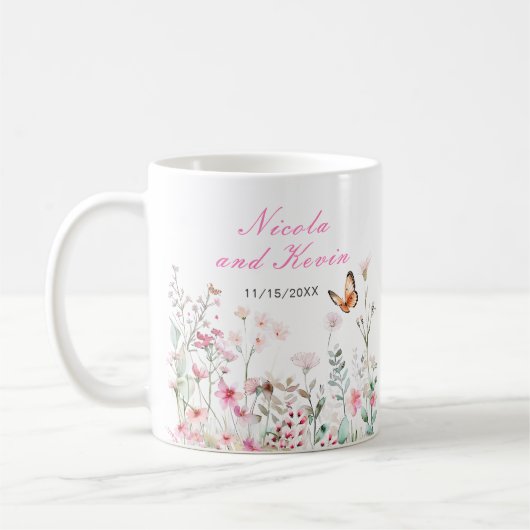 春の深いピンクの蝶の花嫁ギフト コーヒーマグカップ (左)