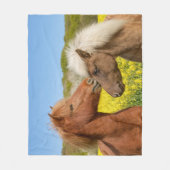 春の牧場で愛らしいアイスランドの馬が寄り添う - フリースブランケット (正面)