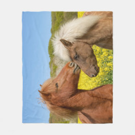 春の牧場で愛らしいアイスランドの馬が寄り添う - フリースブランケット