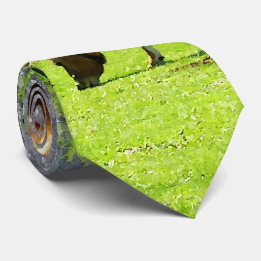 春の牧草地で牧草を食べている牛 ネクタイ (ロール)