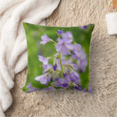 春の緑の野に繊細な青い花 クッション (ブランケット)