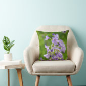 春の緑の野に繊細な青い花 クッション (椅子)