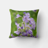 春の緑の野に繊細な青い花 クッション (裏面)