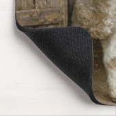 春の羊が納屋の入り口に立つ マウスパッド (コーナー)