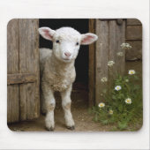 春の羊が納屋の入り口に立つ マウスパッド (正面)