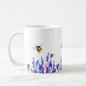 春の花とハチ飛んでいるマグ コーヒーマグカップ (左)