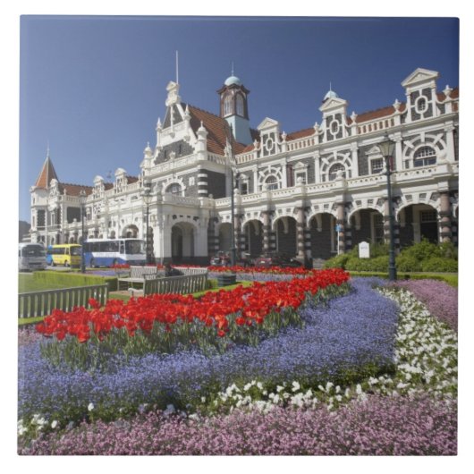 春の花と歴史的な鉄道駅、 タイル (正面)