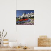 春の花と歴史的な鉄道駅 ポスター (キッチン)