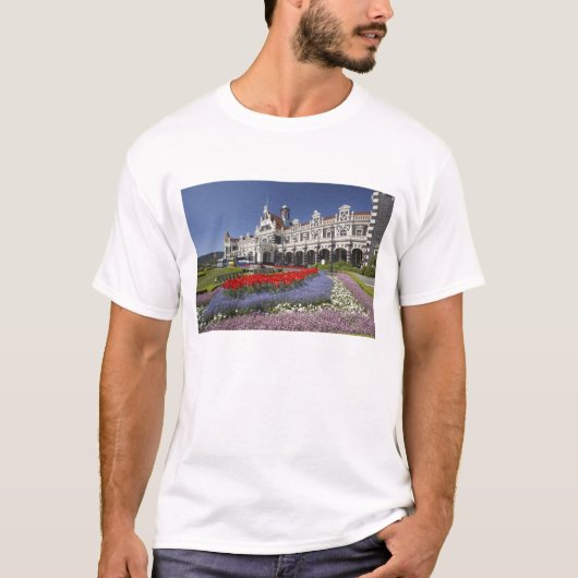 春の花と歴史的な鉄道駅、 Tシャツ (正面)