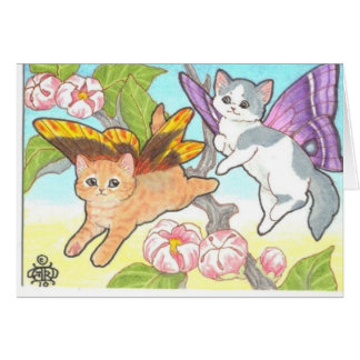 春の花の近くで空のラベルを遊ぶCatterflies