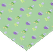 春の花を飾ったチャイニーズ・ポッテリーの緑のポット テーブルクロス (アングル)