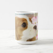 春の花カバリヤキングチャールズスパニエル犬マグ コーヒーマグカップ (中央)