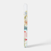 春の花デザインと名前 iPhone 15ケース (左側面)