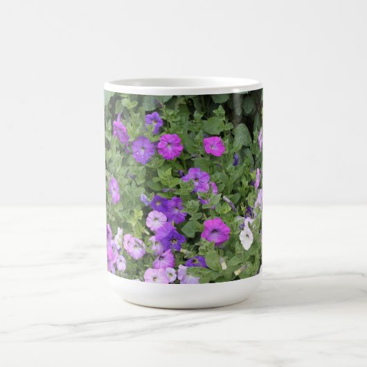 春の花パープルガーデンペチュニアフローラ写真 コーヒーマグカップ (中央)