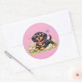 春の花畑で遊ぶかわいいダックスフント ラウンドシール (封筒)