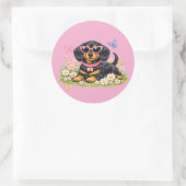 春の花畑で遊ぶかわいいダックスフント ラウンドシール (バッグ)
